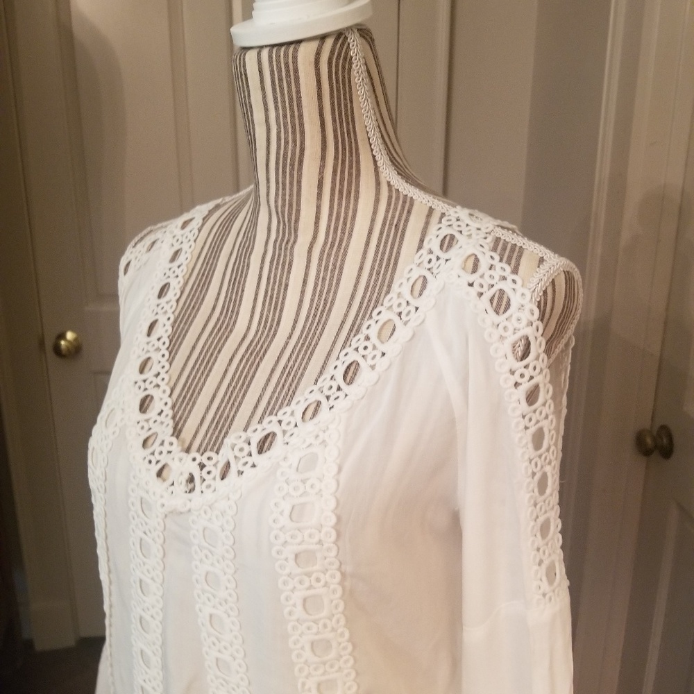 Adorable peasant blouse with lace applique